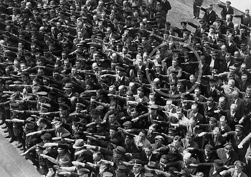 "August-Landmesser-Almanya-1936.jpg" by User:Yann