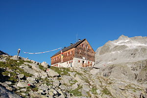 Die Barmer Hütte mit der Barmer Spitze im Hintergrund