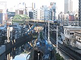 秋葉原の電気街をバックに神田川を渡る