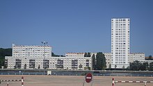 La cité des Ailes depuis le parc omnisports en rive gauche.