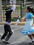 Niños bailando la cueca chilena