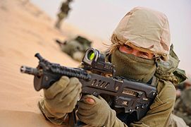 Una soldado de las Fuerzas de Defensa de Israel, perteneciente al batallón mixto Caracal, portando un IMI Tavor con mira reflex Meprolight 21