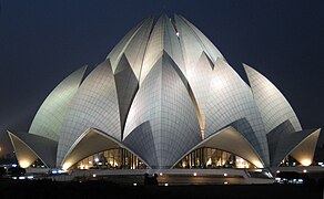 El templo del loto en Delhi, completado en 1986 y una de las casas de adoración bahá'ís más grandes del mundo.[145]​[146]​