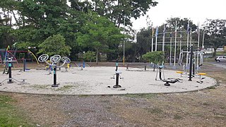 Parque Las Embajadas, con máquinas de ejercicio.