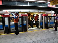 淡水信義線台北車站的半高式月台門。