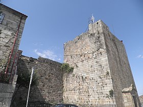 Torre de los herreros - Torre con un portal de piedra y un pasaje de entrada. La pared, las puertas y la torre del homenaje demarcan los límites de la ciudad medieval. Esta torre es uno de los accesos dentro de las murallas.