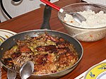 Yassa es un plato popular en toda África occidental que se prepara con pollo o pescado. Se muestra pollo yassa.