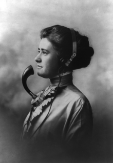 Perfil d'una telefonista de l'any 1911 amb uns auriculars i un micròfon.frame