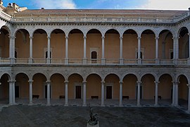 Alcázar de Toledo. Patio del Emperador.jpg