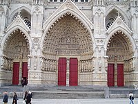 Kathedrale von Amiens, Westfassade 1220–1235, Lappung zu Krabben verfeinert