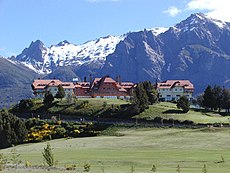Llao Llao Hotel med Andes i bakgrunnen, i byen Bariloche, Argentina.