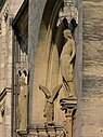 Skulpturen von Ecclesia (links), Synagoga (rechts) und dem Trompetenengel im Bogenfeld des Fürstenportals am Bamberger Dom