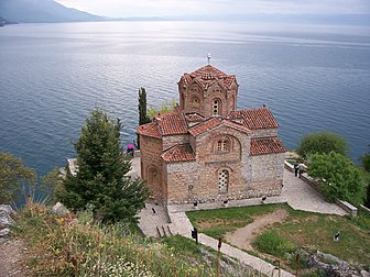 L'église Saint-Jean de Kaneo et le lac d'Ohrid. La région d'Ohrid (République de Macédoine) est un site inscrit sur la liste du patrimoine mondial de l'UNESCO. (définition réelle 2 304 × 1 728)