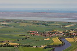 Udsigt over Wangerland mod Nordvest; i baggrunden øen Wangerooge