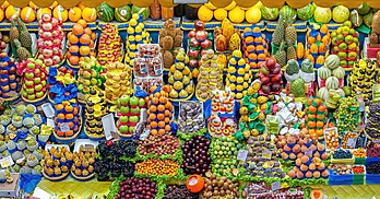 Fruits sur un étal du marché municipal de São Paulo. (définition réelle 2 048 × 1 068)