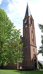 Ansicht der Kirche von der Hauptstraße/Brunnenplatz