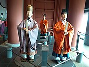 礼服をまとった侍従（大阪歴史博物館）