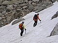 Progression à corde tendue sur une pente de neige.