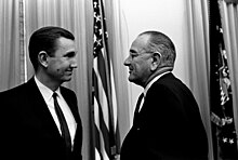 Tổng thống Lyndon B. Johnson và Bộ trưởng Tư pháp Ramsey Clark bắt tay.