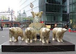 Cuadriga tirada por osos Buddy en la avenida Kurfürstendamm de Berlín.[8]​