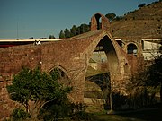 Pont del Diable na localidade de Martorell (reconstrución gótica feita en 1289). A ponte é parte da calzada romana que une Llobregat e a Vía Augusta, en cuxos estribos aparecen ladrillos selados cos numerais das legiones IX Gemina, IV Macedonica e VI Victrix.