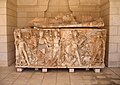 Саркофаг Тель-Турмуса, 3-го століття, з зображенням бога Діоніса Верхівка містить зображення покійника та його дружини.