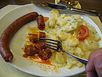 Zeughauskeller, Zürih, İsviçre'de patatesli kırmızı biber sosisi
