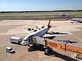 A320-200 der Air Berlin mit angedockter Fluggastbrücke am Flughafen Düsseldorf