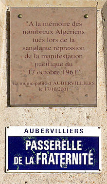 Une plaque commémorative indiquant à la mémoire des nombreux Algériens tués lors de la sanglante répression de la manifestation pacifique du 17 octobre 1961, passerelle de la Fraternité à Aubervilliers