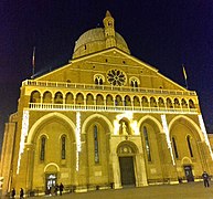 La basílica de San Antonio en la noche