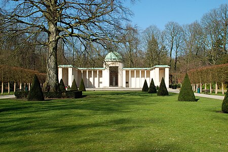 Memorial da Rainha Astrid em Laeken (arquitecto Paul Bonduelle, 1938).