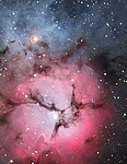 Trifidnebulosan är en sällsynt kombination av tre nebulosatyper som avslöjar en mängd av nybildade stjärnor och pekar på mer stjärnfödsel i framtiden.