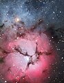 Nebula Trifid kombinasi yang langka dari tiga jenis nebula