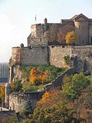 Restos de la muralla medieval al pie de la colina donde se halla la Basílica de Esztergom.
