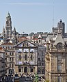 Iglesia de los Congregados al frente con la estación de San Bento a la derecha.