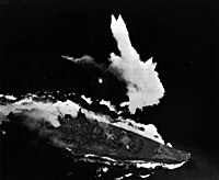 Le Yamato sous le feu des attaques.