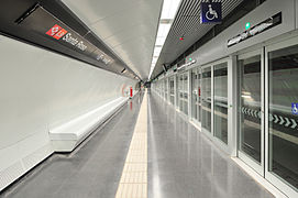 Estación del Metro de Barcelona con puertas de andén.