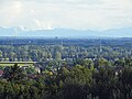 Blick übers Lechfeld südlich von Augsburg zu den Alpen