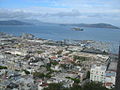 Utsikt mot nord med havnen Fisherman's Wharf og øya Alcatraz