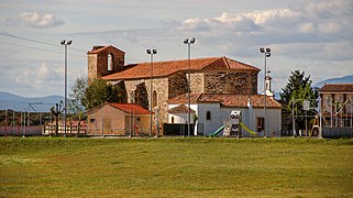 Vista de iglesia, ermita y colegio en Toril.jpg