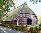 „Heidemuseum Walsrode“ als reetgedecktes Fachhallenhaus mit Krüppelwalmdach und Pferdekopfverzierungen an der Giebelspitze