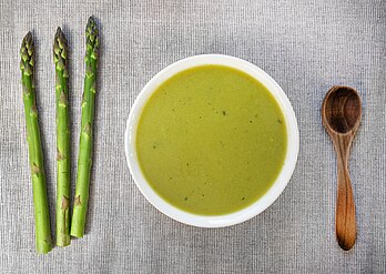 Potage aux asperges. (définition réelle 4 472 × 3 168)