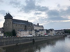 拉瓦勒城堡（法语：Château de Laval）