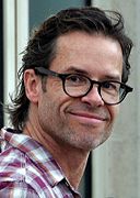 Guy Pearce interprète Simon.