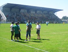 Tribune principale et joueurs.