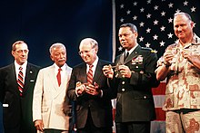 Мэр Нью-Йорка Дэвид Динкинс (второй слева) на праздновании окончания операции «Буря в пустыне». 10 июня 1991