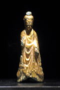 Buda de pie, Baekje, mediados del siglo VI. Bronce dorado, altura 9.4 cm Museo Nacional de Buyeo.