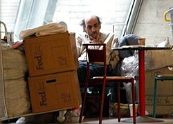 Mehran Karimi Nasseri lentokentällä huhtikuussa 2005.