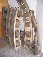 Het oude houten rollenkruiwerk