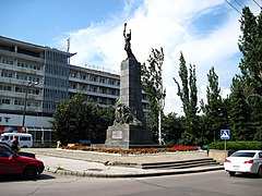Monument dedicated to Heroes of Leninist Komsomol at Grigore Vieru bd - panoramio.jpg